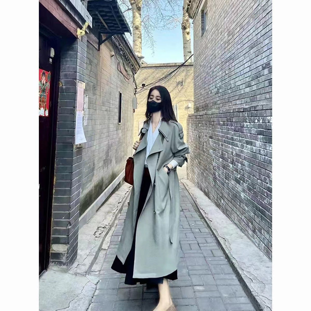 Green Bean Colored Windbreaker Coat for Women, Autumn 2023, Exuding a Stylish Middle-Length and Loose Fit with a Touch of Elegance, British-inspired Overcoat