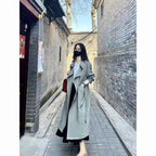 Green Bean Colored Windbreaker Coat for Women, Autumn 2023, Exuding a Stylish Middle-Length and Loose Fit with a Touch of Elegance, British-inspired Overcoat