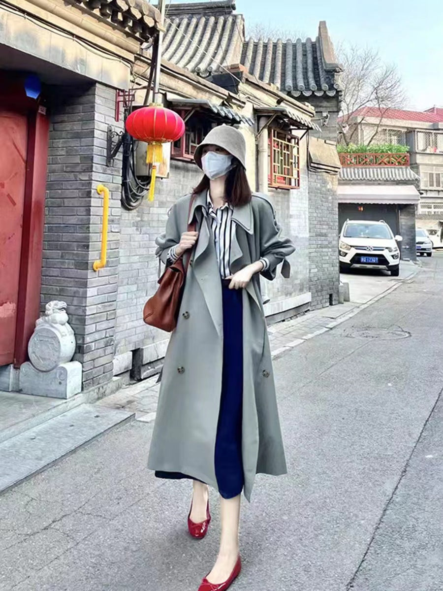 Green Bean Colored Windbreaker Coat for Women, Autumn 2023, Exuding a Stylish Middle-Length and Loose Fit with a Touch of Elegance, British-inspired Overcoat