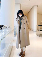 Green Bean Colored Windbreaker Coat for Women, Autumn 2023, Exuding a Stylish Middle-Length and Loose Fit with a Touch of Elegance, British-inspired Overcoat