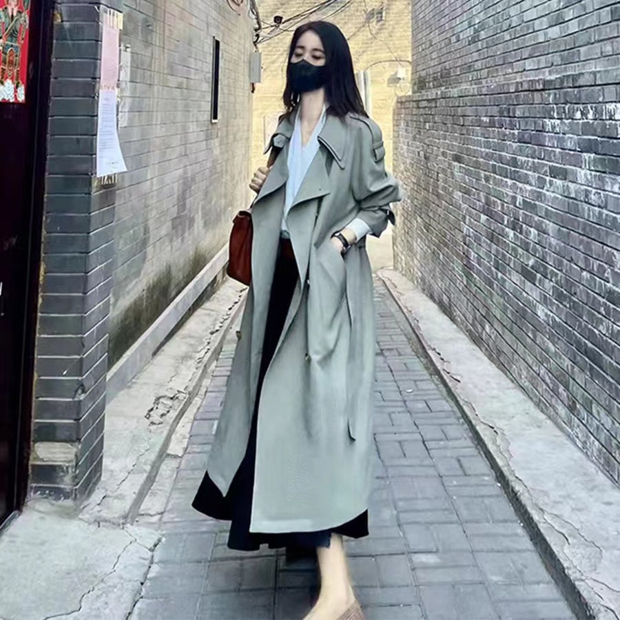 Green Bean Colored Windbreaker Coat for Women, Autumn 2023, Exuding a Stylish Middle-Length and Loose Fit with a Touch of Elegance, British-inspired Overcoat